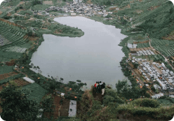 Take a photo with a view of the Cebong Lake